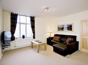 Superior Apartment, 2 Bedrooms | Ruang tamu | 38 inci televisyen dengan satelit, pemain DVD 