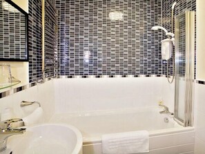 Apartamento superior, 2 habitaciones | Baño | Cabezal de ducha tipo lluvia, secador de pelo y toallas
