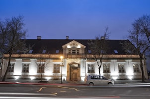 Fachada de la propiedad por la tarde o noche