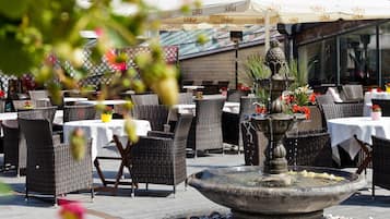 بوفيه فطور مجانًا يوميًا