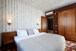 Ropa de cama de alta calidad, camas con efecto memoria y minibar 