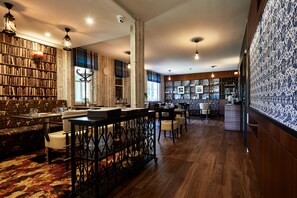 Phục vụ bữa sáng, bữa trưa, bữa tối, nhìn ra vườn 