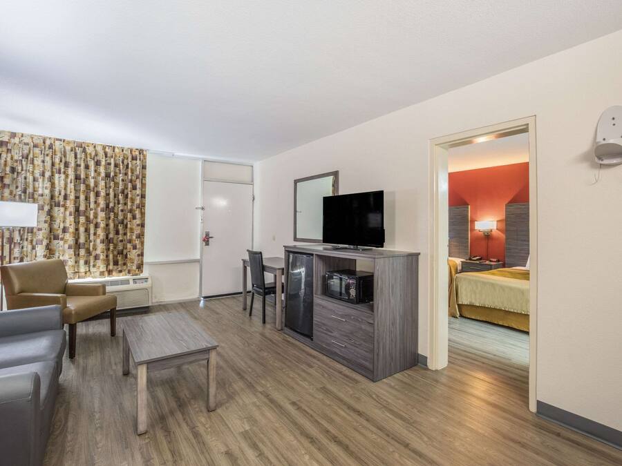 Suite, 1 kingsize-seng, ikke-røyk (Upgrade) | Skrivebord, strykejern/-brett, wi-fi (inkludert) og sengetøy