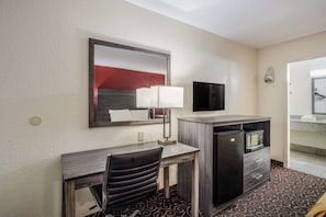 Desk, iron/ironing board, free WiFi, bed sheets - Econo Lodge Thomasville (Thomasville)