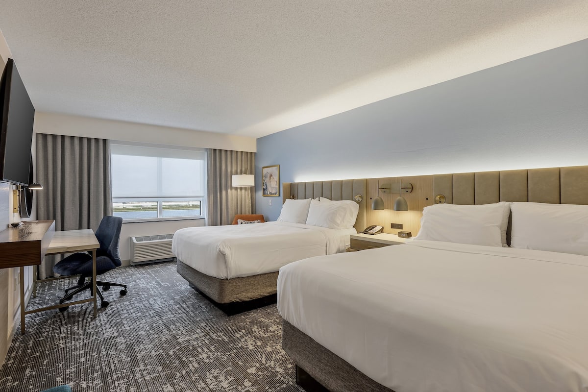 1 bedroom, premium bedding, desk, laptop workspace