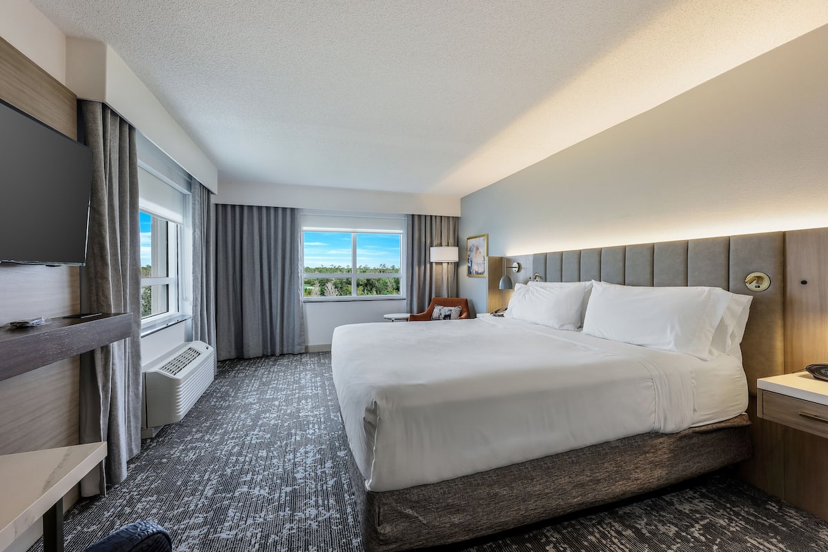 Premium Room, 1 King Bed | 1 bedroom, premium bedding, desk, laptop workspace