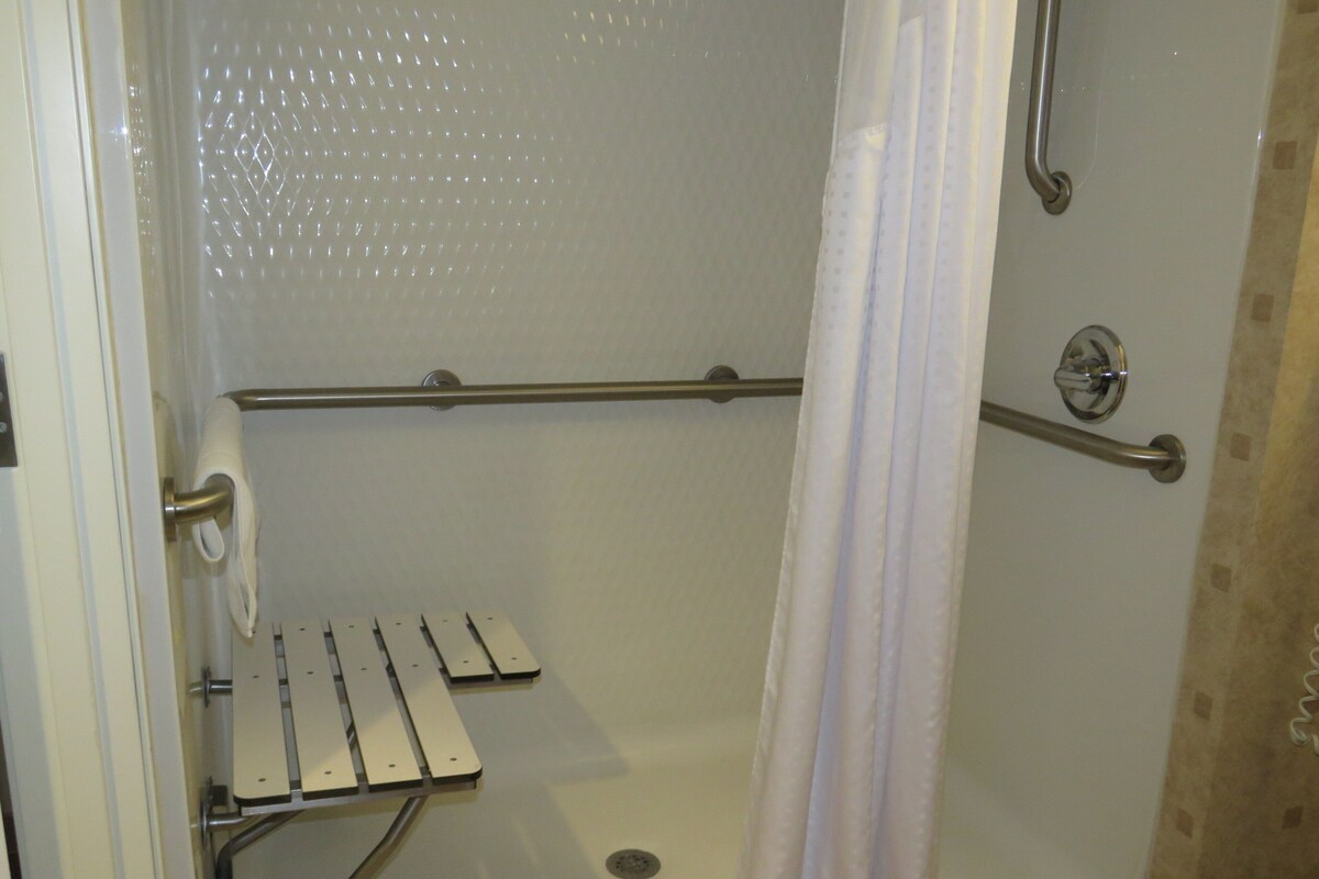 Habitación estándar, 2 camas Queen size (Mobility Roll-In Shower) | Caja de seguridad en la habitación y escritorio