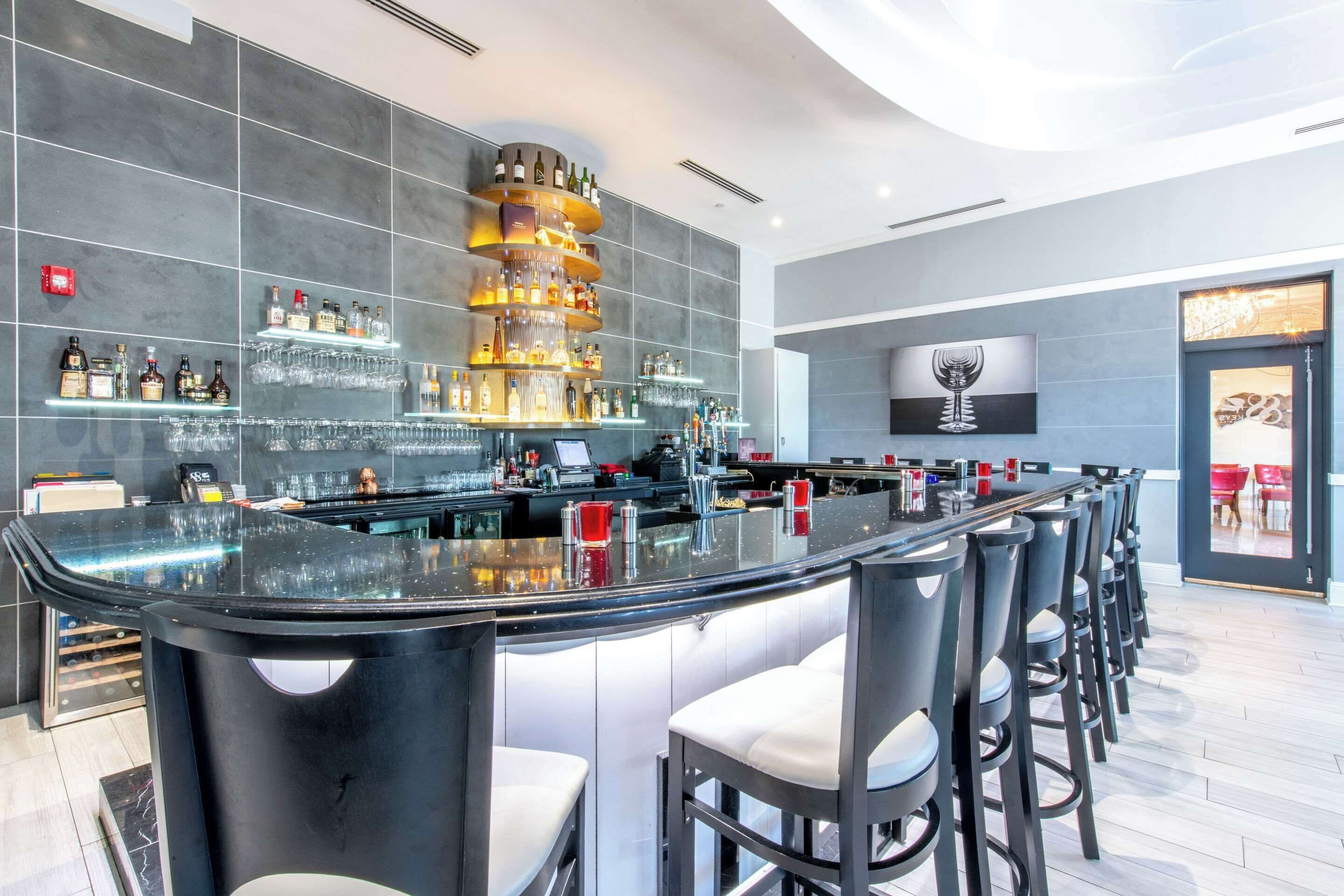 2 restaurants, breakfast, lunch, dinner served; american cuisine