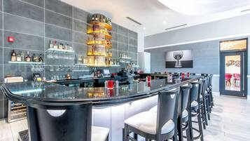 2 restaurantes; se sirve desayuno, almuerzo y cena; cocina americana