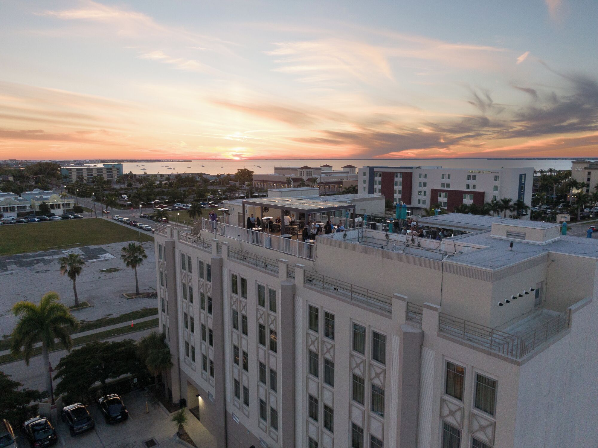 Un hôtel doté d’un bar et d’un espace de restauration sur le toit, d’un parking et offrant une vue sur le coucher de soleil sur l’eau.
