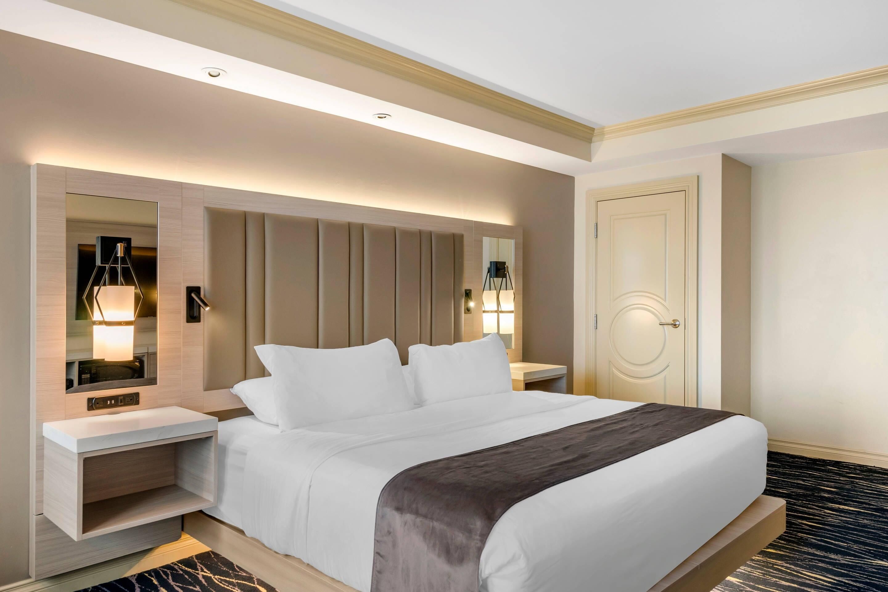 Chambre, 1 très grand lit, accessible aux personnes à mobilité réduite, non-fumeur | Literie de qualité, coffre-fort pour ordinateur portable, bureau