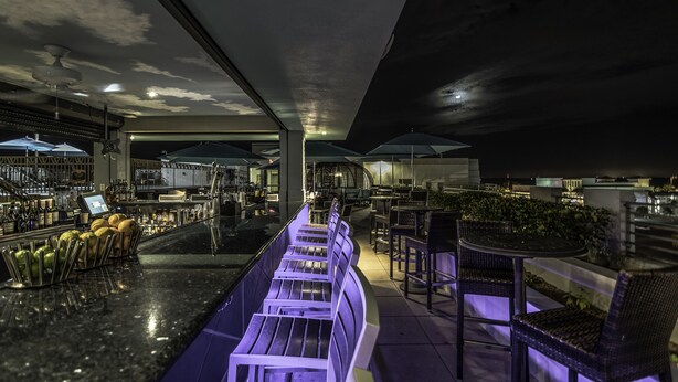 Zona de bar con asientos y barra.