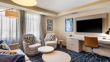 Hochwertige Bettwaren, Zimmersafe, Schreibtisch, Verdunkelungsvorhänge