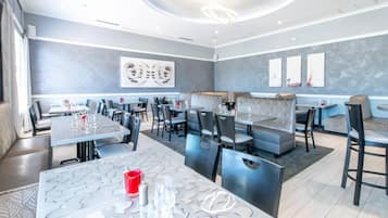 2 restaurants, breakfast, lunch, dinner served; American cuisine