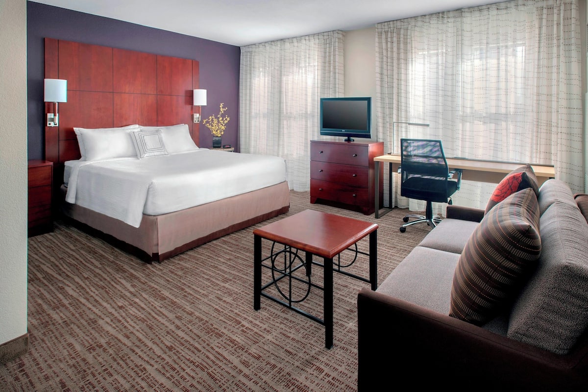 1 bedroom, desk, laptop workspace, blackout drapes
