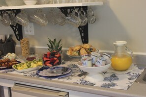 Free daily continental breakfast - Allen Harbor Breeze Inn & Gardens (Harwich Port)