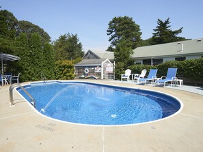 Seasonal outdoor pool - Allen Harbor Breeze Inn & Gardens (Harwich Port)