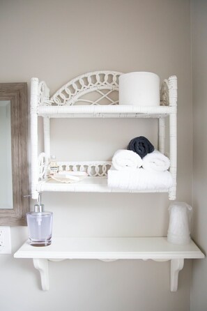 Captains Quarters Suite  | Bathroom | Free toiletries, hair dryer, towels - Allen Harbor Breeze Inn & Gardens (Harwich Port)
