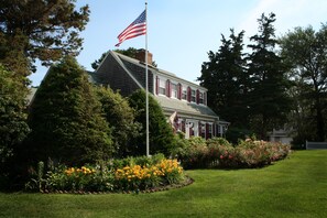 Exterior - Allen Harbor Breeze Inn & Gardens (Harwich Port)