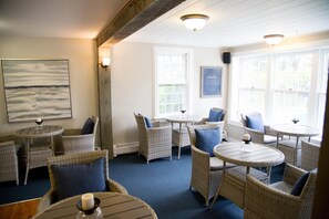 Free daily continental breakfast - Allen Harbor Breeze Inn & Gardens (Harwich Port)