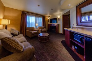Star Suite | Premium bedding, pillowtop beds, desk, laptop workspace - Lodge At Feather Falls Casino (Oroville)