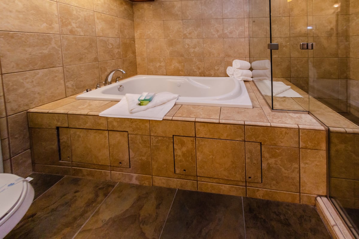 studio suite | bathroom | combined shower/bathtub, free toiletries, hair dryer, towels
