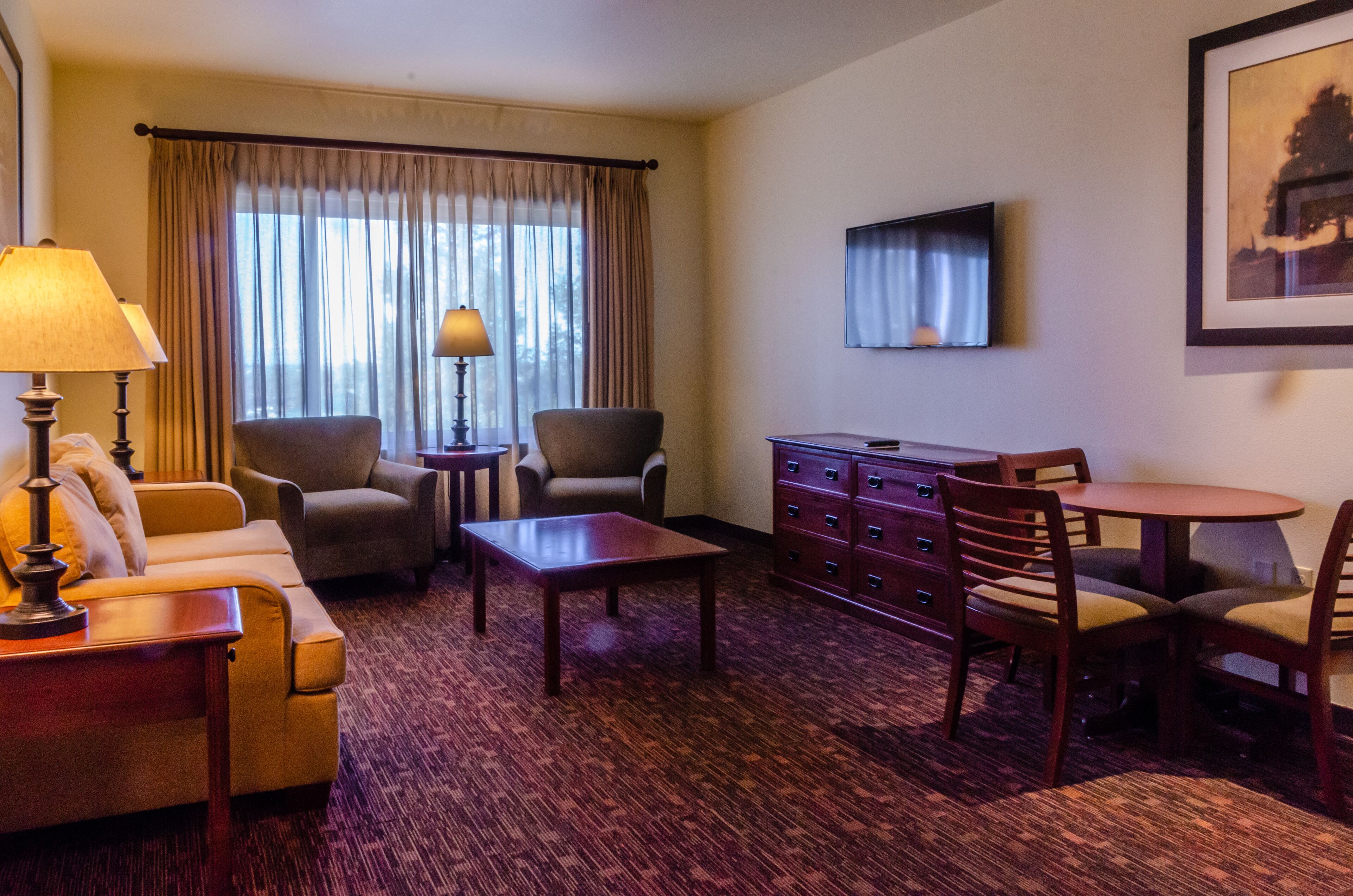 king suite | living area | flat-screen tv