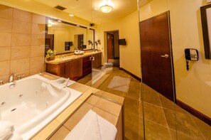 Suite presidencial, 1 cama King size | Baño | Tina con regadera, amenidades de baño gratuitas, secadora de cabello