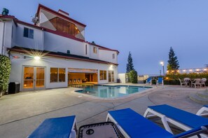Indoor pool, outdoor pool, open 8:00 AM to 11:00 PM, pool umbrellas - Lodge At Feather Falls Casino (Oroville)