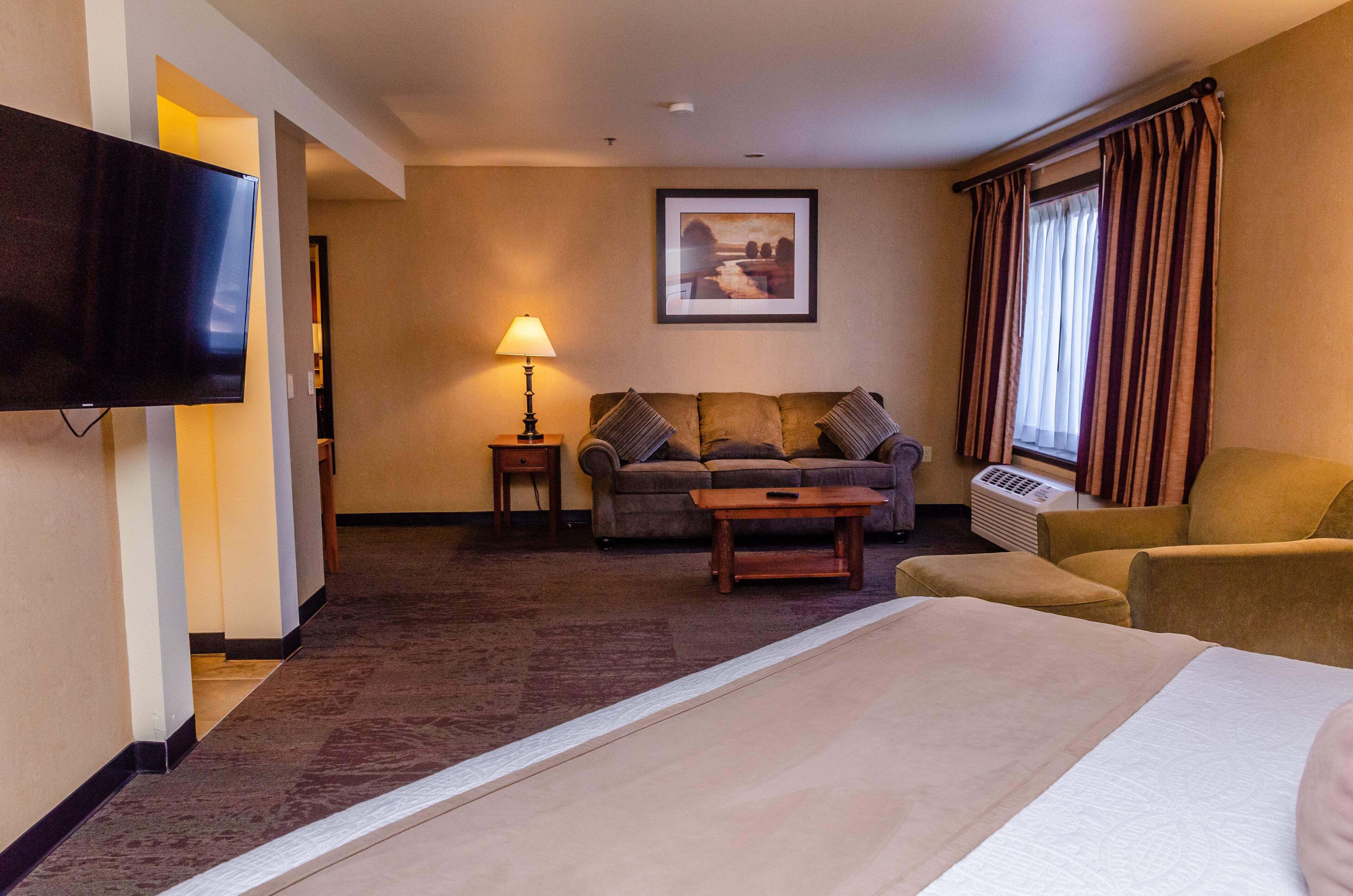 studio suite | premium bedding, pillow-top beds, desk, laptop workspace