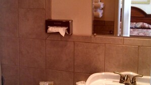 Un baño con inodoro, lavabo y espejo.
