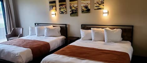 Rom med to queensize-senger, ikke-røyk | Safe på rommet, wi-fi (inkludert), sengetøy og vekkerklokke