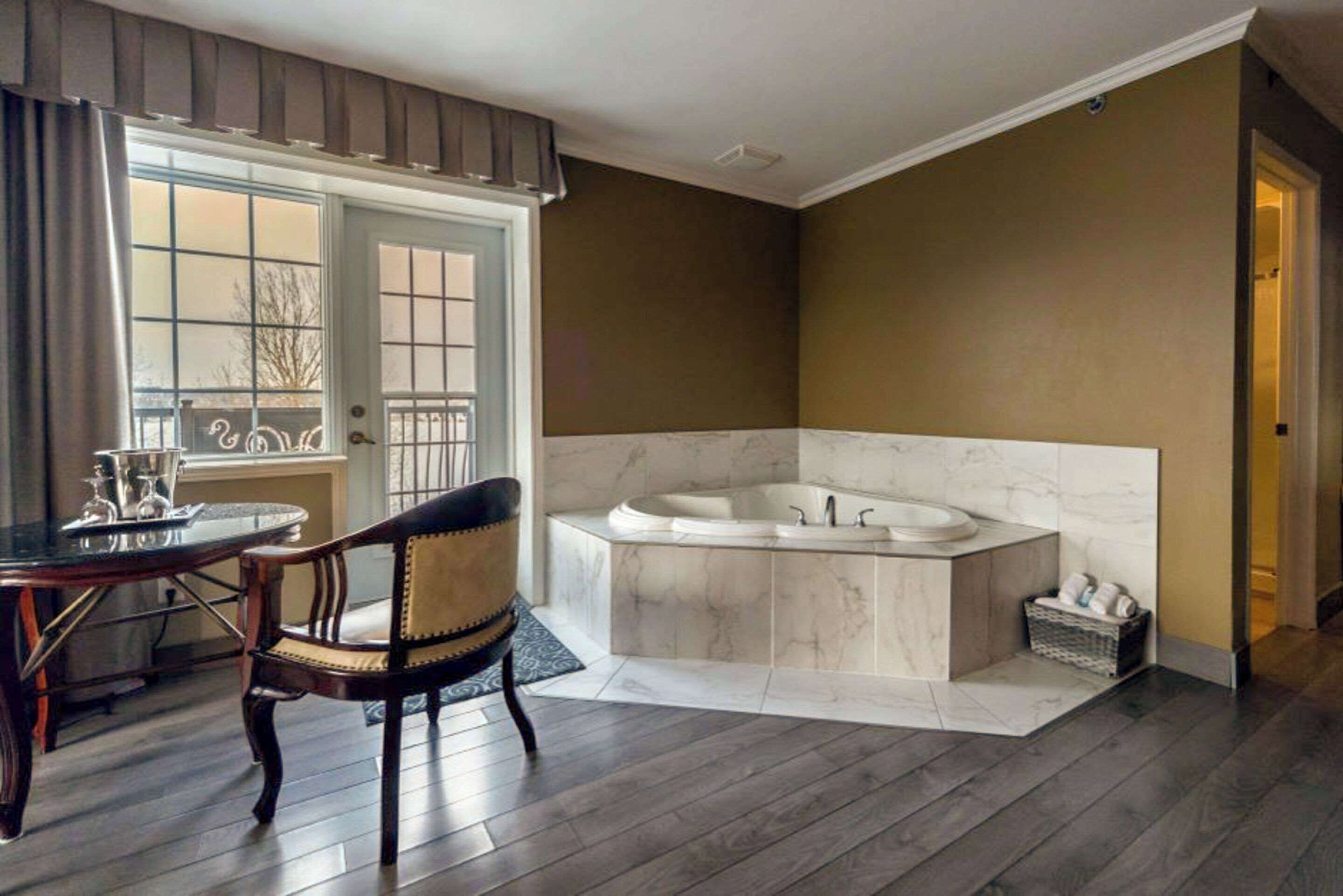 suite, 1 queen bed, non smoking | egyptian cotton sheets, premium bedding, minibar, in-room safe