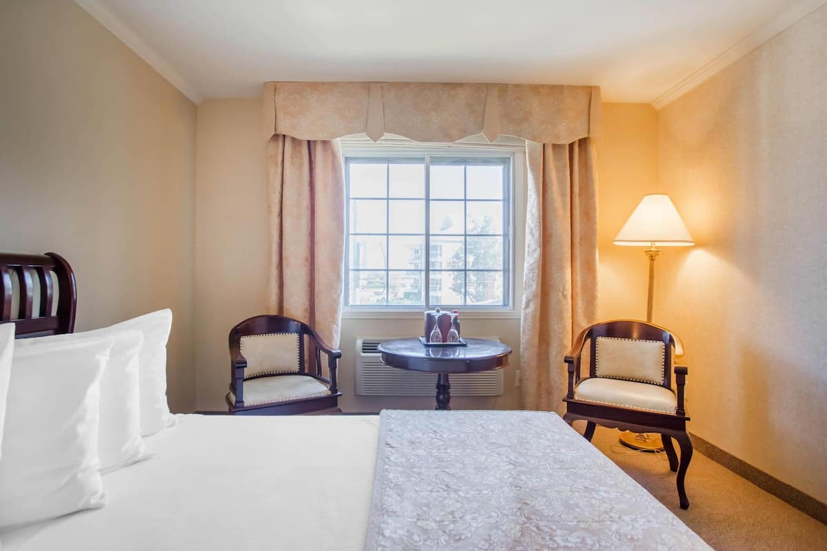 Classic Room, 1 Queen Bed, Accessible