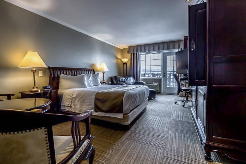 Superior Room, 1 Queen Bed, Balcony, Partial Lake View