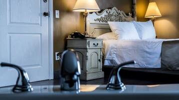Suite, 1 Queen Bed, Non Smoking | Egyptian cotton sheets, premium bedding, minibar, in-room safe