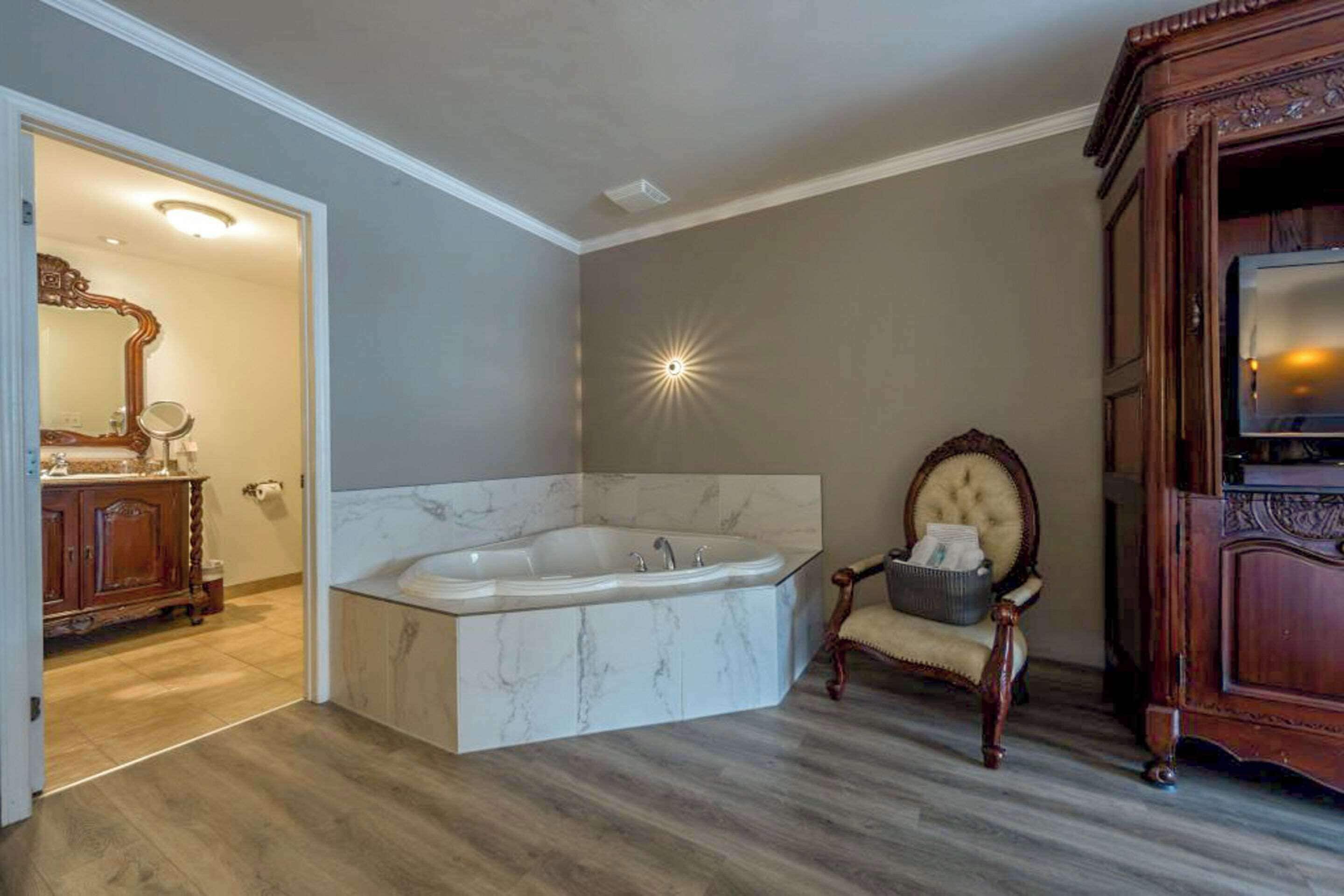 suite, 1 king bed, non smoking | egyptian cotton sheets, premium bedding, minibar, in-room safe