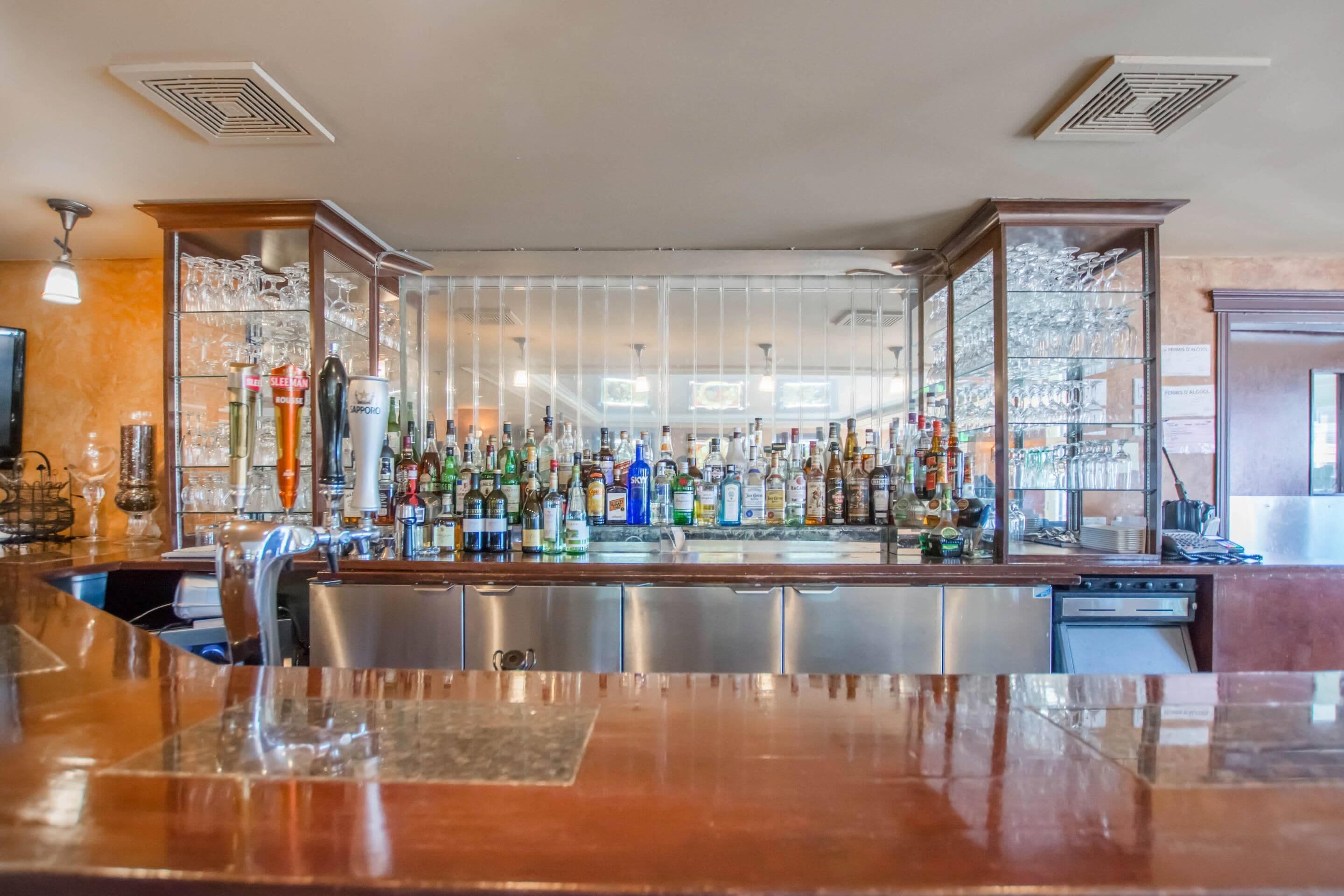 Serveert ontbijt, lunch, brunch, Mediterrane gerechten 