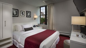 In-room safe, desk, laptop workspace, blackout drapes - GEM Hotel - Chelsea (New York)