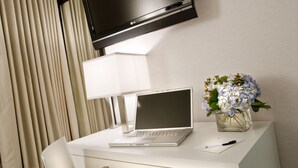 In-room safe, desk, laptop workspace, blackout drapes - GEM Hotel - Chelsea (New York)
