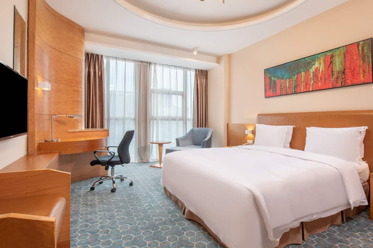 Caja de seguridad en la habitación, escritorio y cortinas blackout