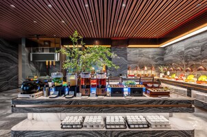 供應早餐、午餐及晚餐
