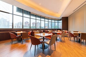Breakfast, lunch and dinner served - Holiday Inn Express Beijing Wangjing Center by IHG  (Beijing)