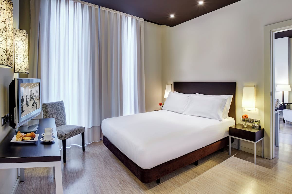 Junior Suite, 1 Double Bed (Doble) | Minibar, in-room safe, blackout drapes, soundproofing