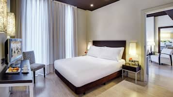 Junior Suite, 1 Double Bed (Doble) | Minibar, in-room safe, blackout drapes, soundproofing