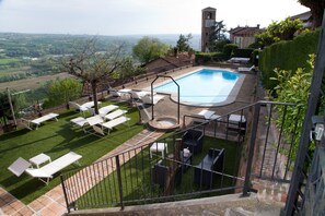 Seasonal outdoor pool, a rooftop pool, sun loungers - Hotel Castello di Santa Vittoria (Santa Vittoria d'Alba)
