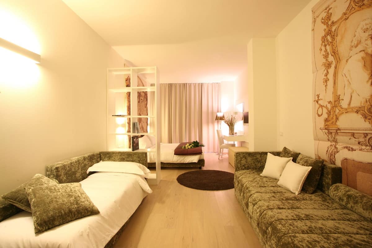 Premium bedding, minibar, in-room safe, desk
