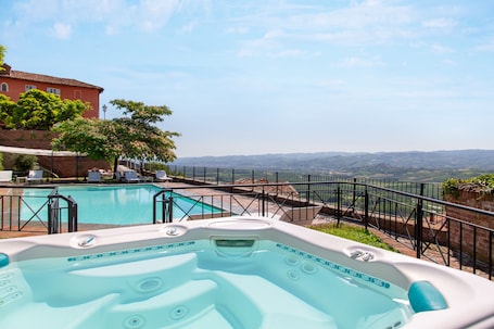 Outdoor spa tub. Hotel Castello di Santa Vittoria