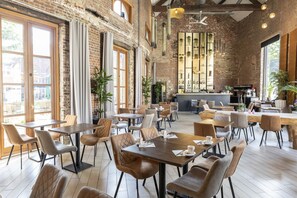 Daily buffet breakfast (EUR 20.50 per person) - Eburon Hotel - Different Hotels (Tongeren)