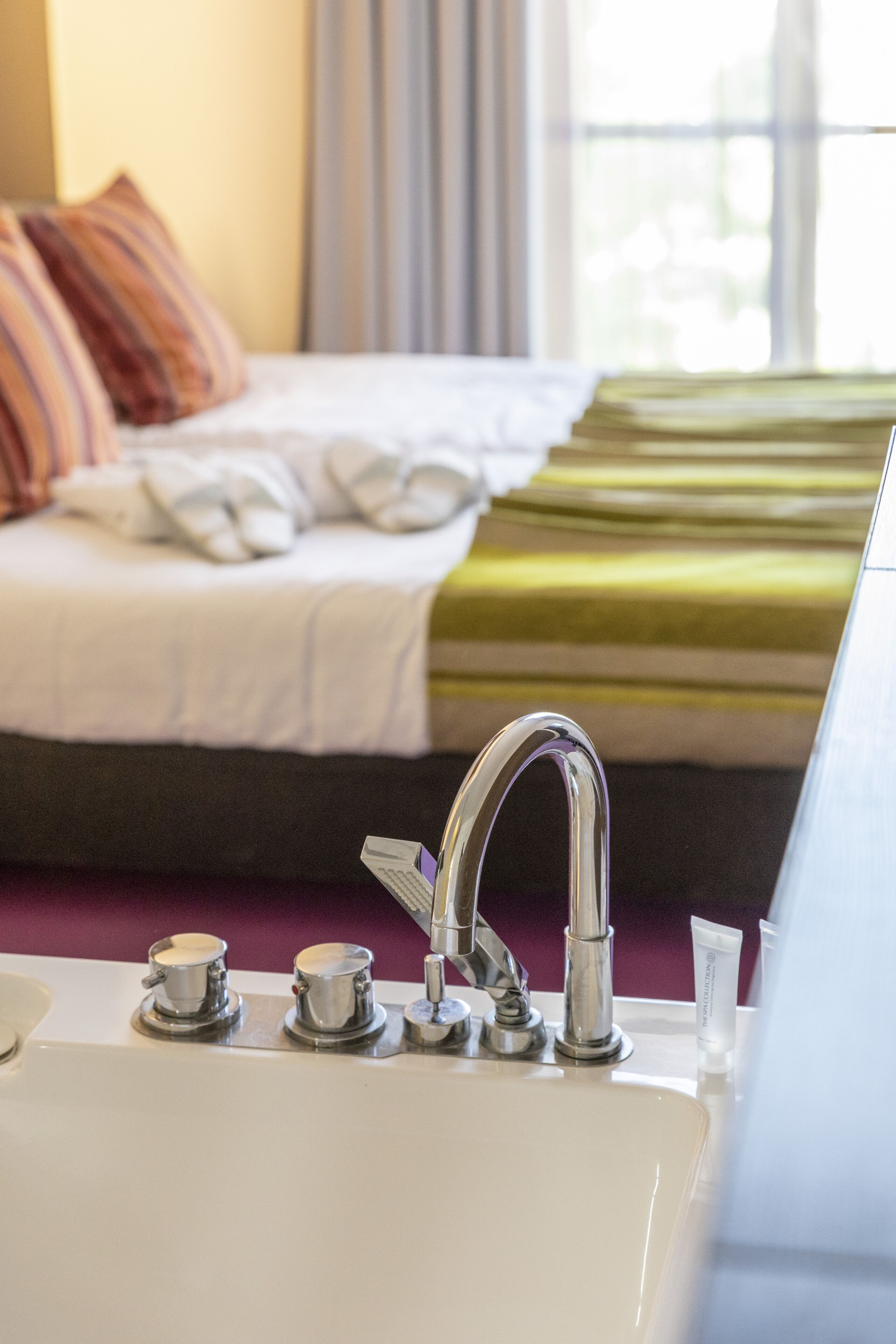 Minibar, coffres-forts dans les chambres, bureau, rideaux occultants